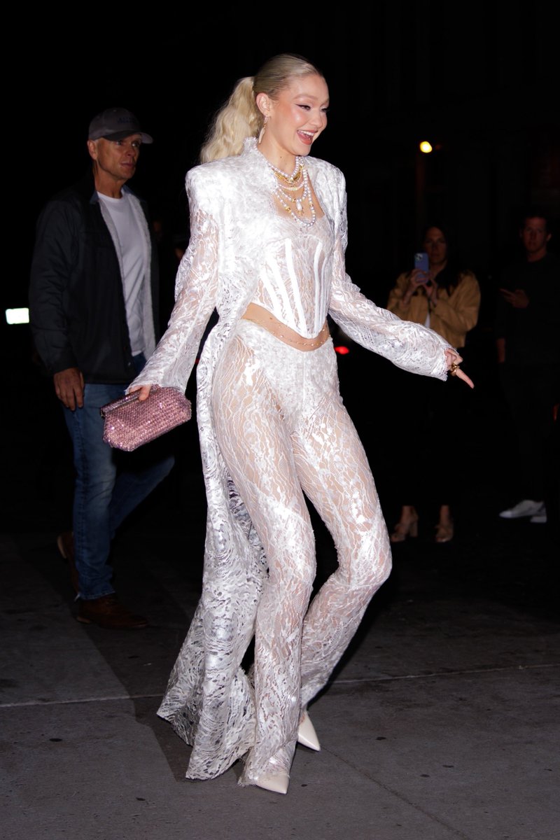 i'm completely in love with gigi's look yesterday