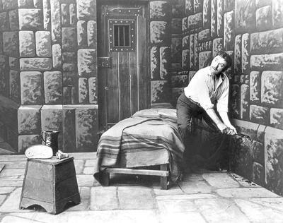 Keene_Sentinel's tweet image. Just six days before esteemed playwright Eugene O'Neill was born in 1888, his father, the actor James O’Neill, performed the lead role in “Monte Cristo” at Keene's City Hall. buff.ly/3v8UEs3