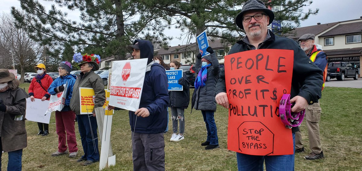 wildernewsON's tweet photo. Signs signs everywhere signs!  #YoursToProtect #stopsprawl #hollandmarsh #YTPWKND #protectlakesimcoe @RescueLakeSimc1 https://t.co/tvFeXbTjfR