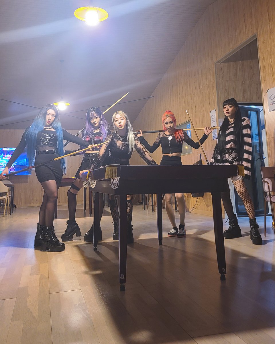 Rolling_Quartz's tweet image. 당구를 치러 온 게 아니라 촬영을 하러 왔습니다 ^^ We&apos;re not here to play billiards, we&apos;re here to film a performance video 💎❤👑