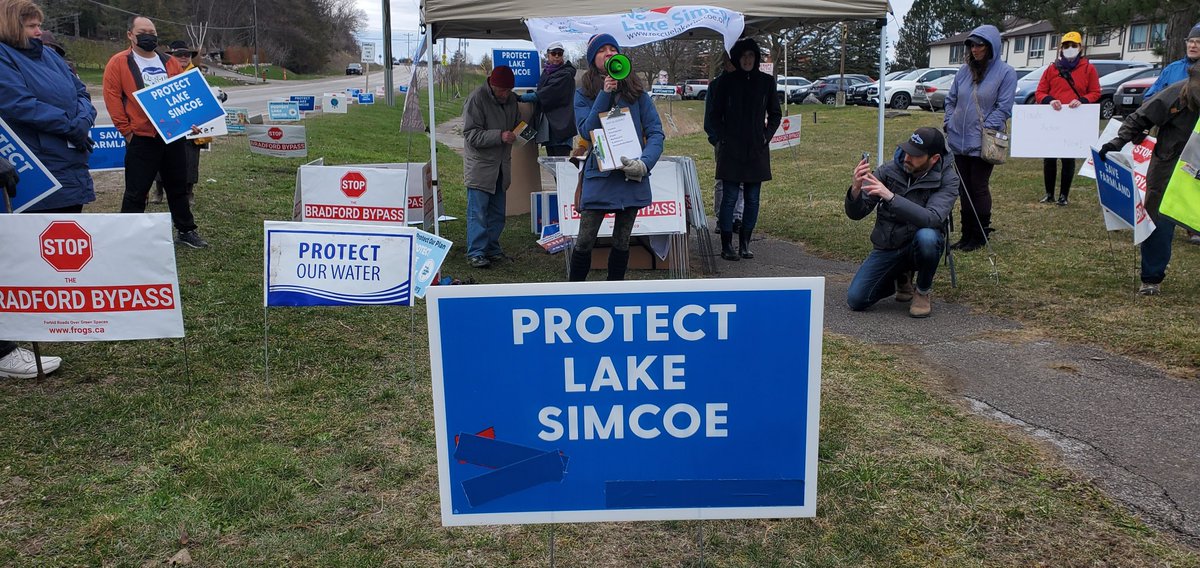 wildernewsON's tweet photo. Signs signs everywhere signs!  #YoursToProtect #stopsprawl #hollandmarsh #YTPWKND #protectlakesimcoe @RescueLakeSimc1 https://t.co/tvFeXbTjfR