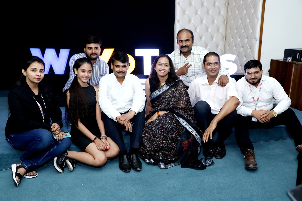 Punitktripathi's tweet photo. एक बेहतरीन टीम ने शानदार काम करके @WeYoTalks का जबरदस्त आयोजन किया. Great team #WeYo https://t.co/c5IJynKN2N