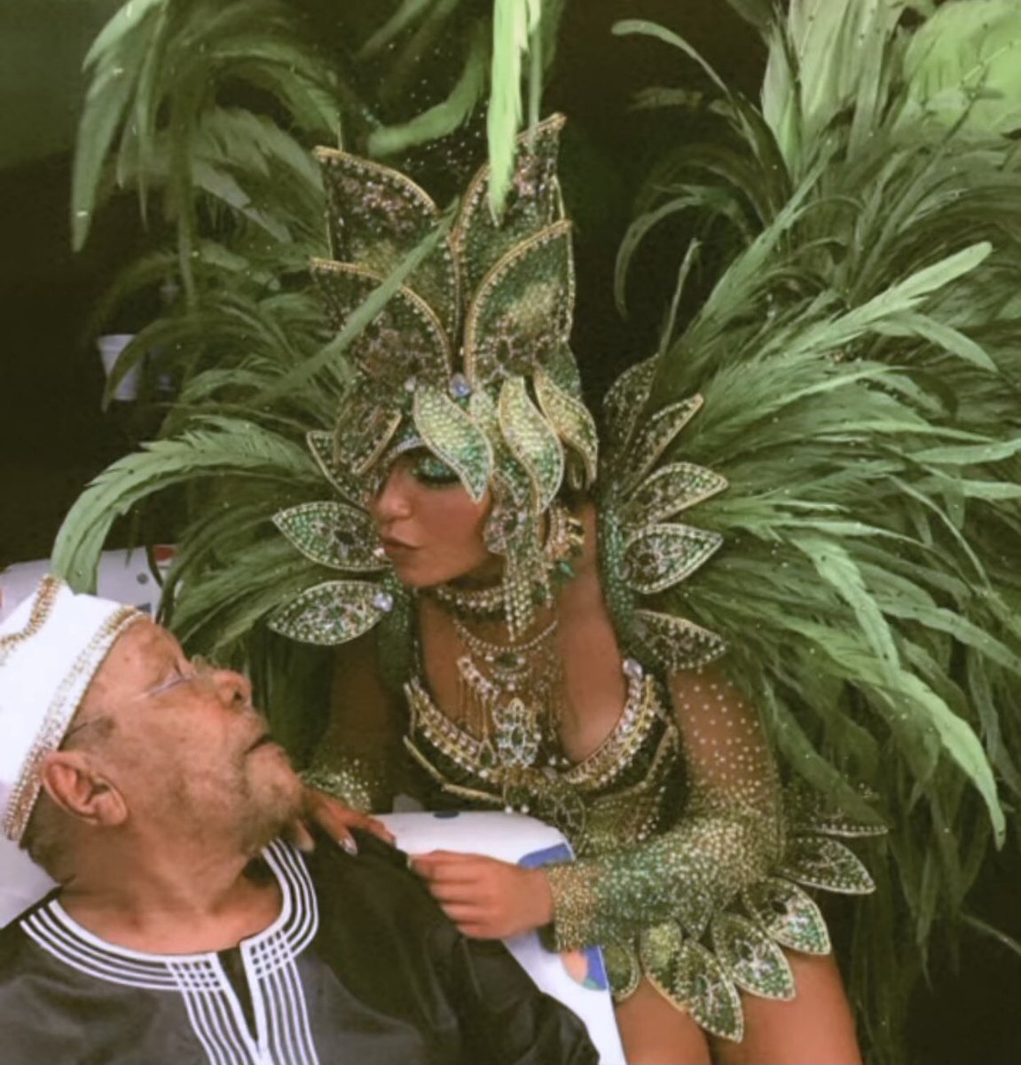 samsafes's tweet photo. Já dizia o contemporâneo Noah Urrea Jacob “Any you are the queen of brazil” https://t.co/WsGrtrW43c