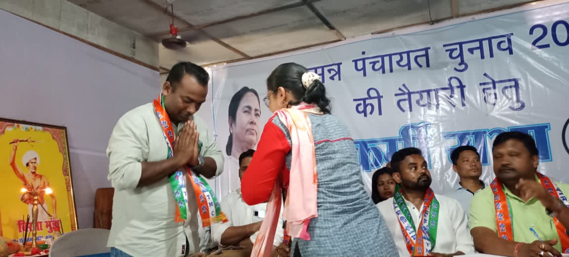 AITCAPD's tweet photo. आज बूथ चलो अभियान के तहत, #Kalchini ब्लॉक के #Garopara अंचल में पांच अंचलों को लेकर सभा हुई।
#बूथ_चलो #IndiaWantsMamataDi
 @AITCofficial @MamataOfficial @BanglarGorboMB @abhishekaitc @sayani06 @iSurendraMeena @Chandrimaaitc @mlabecharam @RitabrataBanerj @HomeBengal https://t.co/DnrxPrQWmK