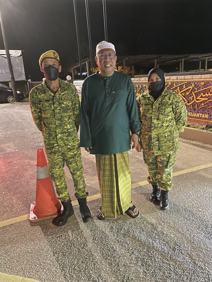 Petugas ⁦yg mempastikan lalulintas dan parking terkawal ketika solat terawikh di Sg Soi Kuantan. Tq ⁦<a href="/relamalaysia/">RELA Malaysia</a>⁩ ⁦<a href="/Rela_Pahang/">RELA PAHANG</a>⁩