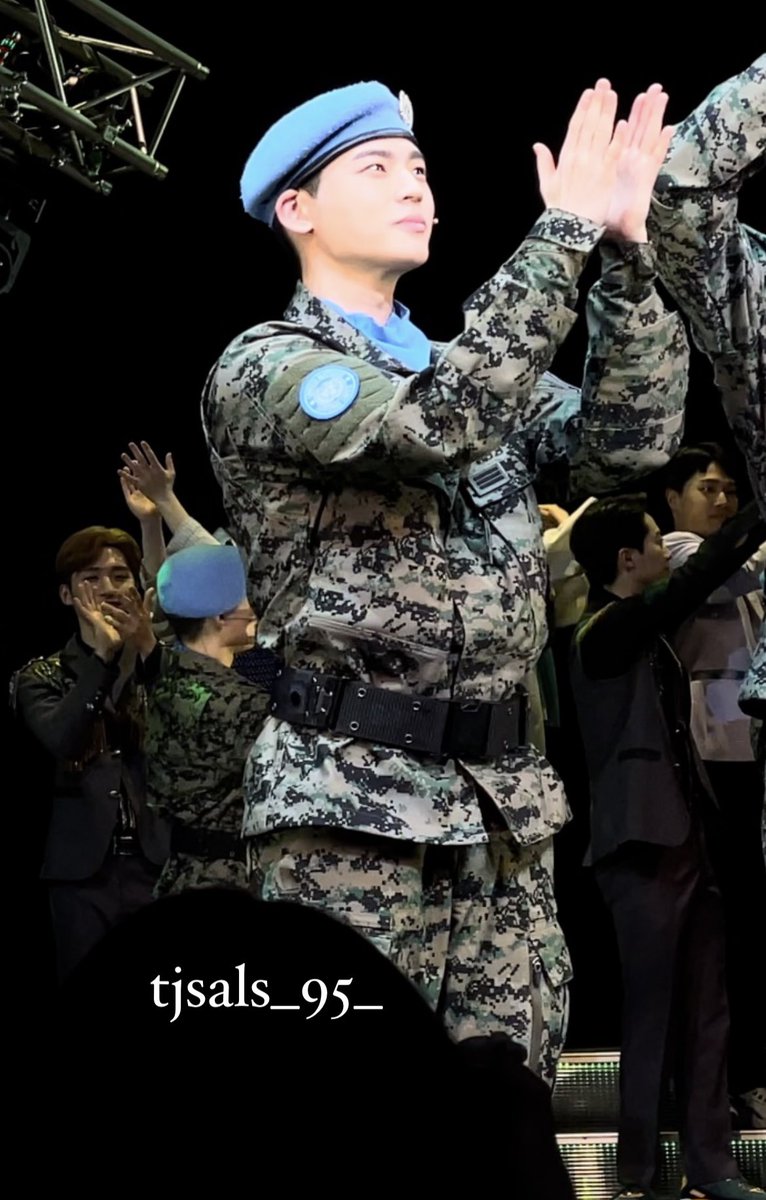 tjsals_95_'s tweet photo. #온앤오프효진 #효진 #메이사의노래 
(지챠.. 미친거 아닐까.. 턱선에 베일듯..) https://t.co/SZAHCteUAe