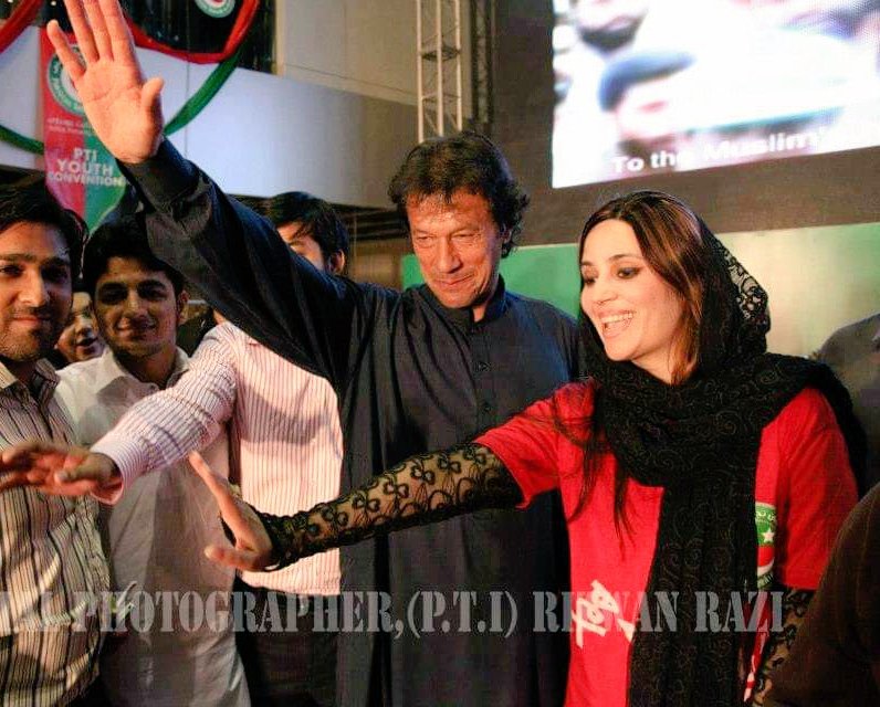 NadirKhanPTISMT's tweet image. آج کے دن 24 اپریل 1996 کو عمران خان نے پاکستان تحریک انصاف کی بنیاد رکھی تھی.
مجھے خوشی ہے کہ مجھ سمیت میری لیڈر محترمہ زرتاج گل آج بھی اس تحریک کا حصہ ہے 
زمانہ متعرف ہے ہماری استقامت کا
 نہ ہم نے شاخِ گل چھوڑی 
 نہ ہم نے قافلہ بدلا 
نہ ہم منزل سے باز آۓ “
 نہ ہم نے رہنما بدلا