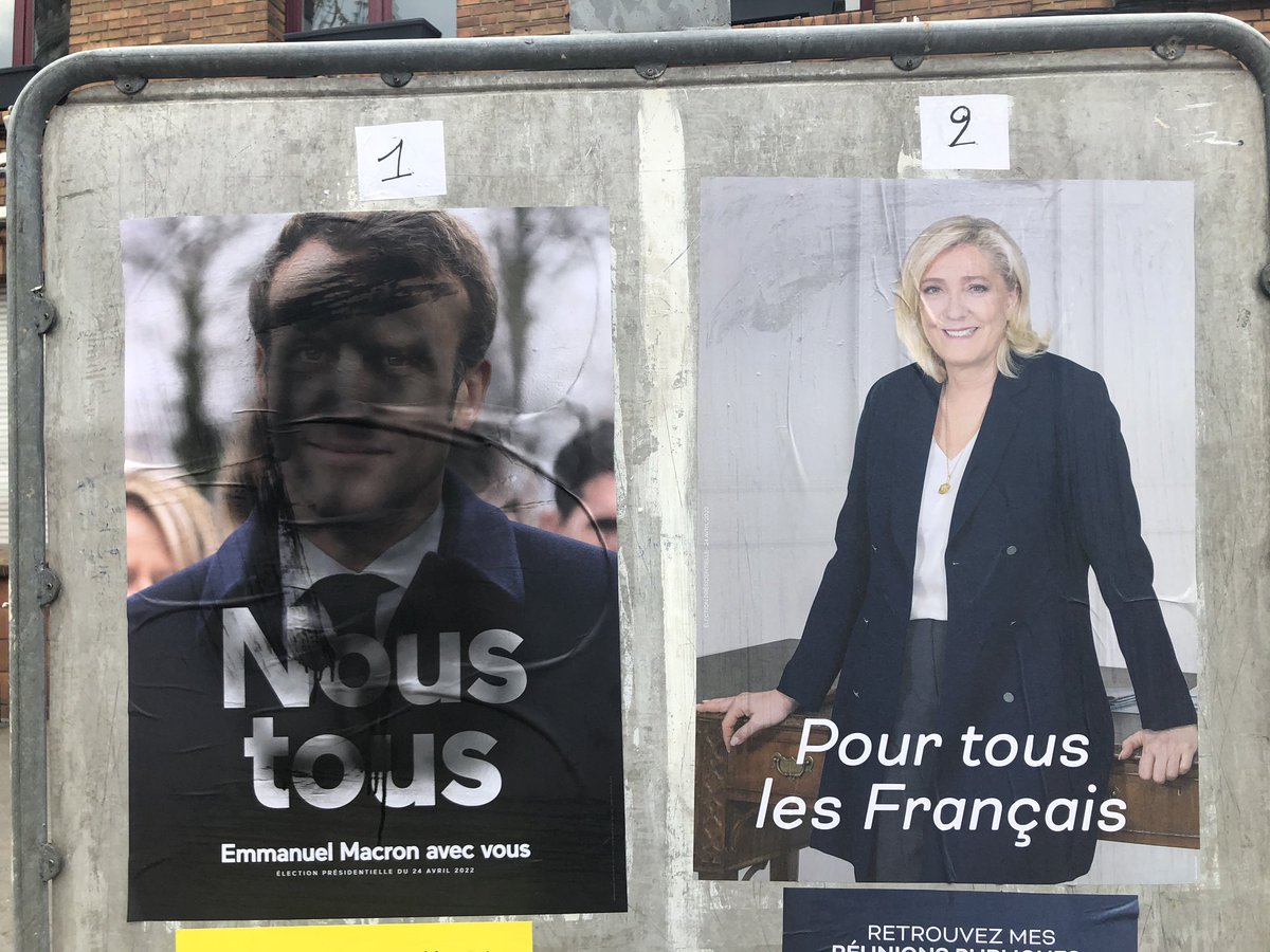 #presidentiellepicardie Devant le bureau de l’office de tourisme d’Albert, le portrait d’Emmanuel Macron a été maculé de peinture noire