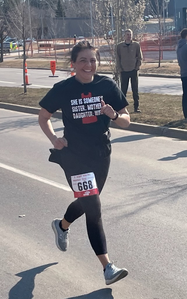 Mandoline79's tweet photo. Great 10k run this morning. Got to see fellow #yegvirtualrunningclub runners:  @Burkeeboy (thanks for the pic), @dogwinegirl @RunninOnCaramel @Caseychoma @AllieBeeFree Great job everyone! @StAlbertRR https://t.co/HDOzDotoKK