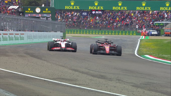 İtalya GP'de Leclerc rakibi ile mücadele ediyor