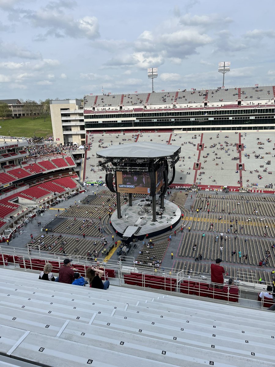 lanhoov01's tweet photo. #garthinfayetteville https://t.co/rKgd3VNVHz