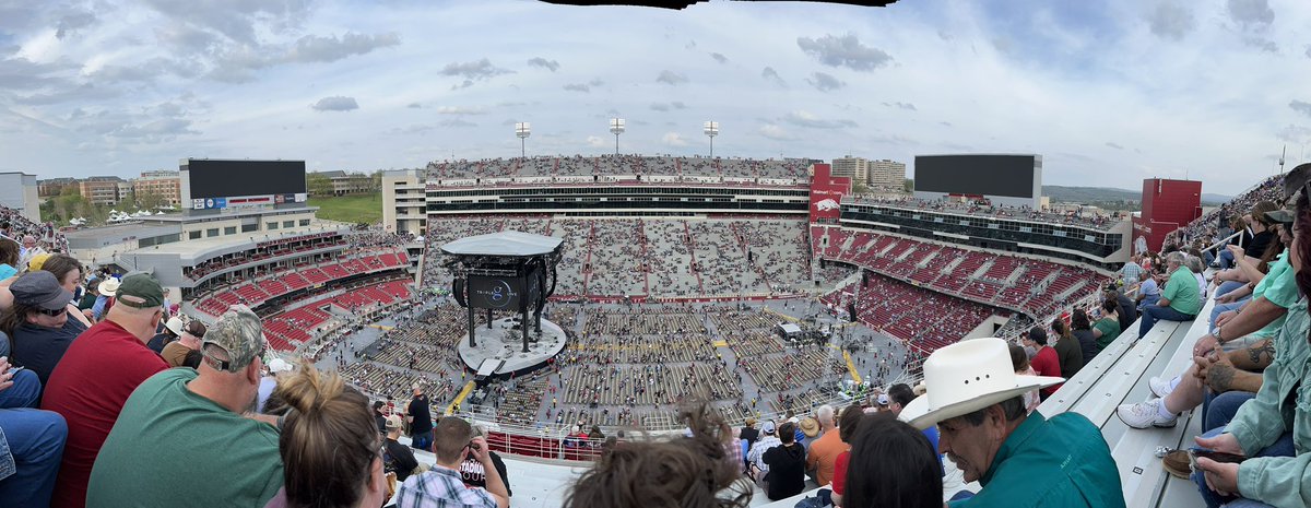 lanhoov01's tweet photo. #garthinfayetteville https://t.co/rKgd3VNVHz