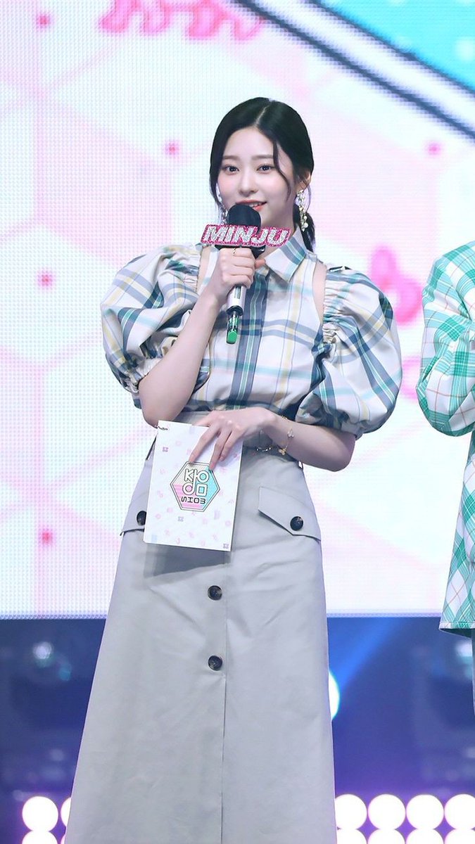 Yujinu's tweet photo. @cdanhee @tscansun @tsunadaam @tsunmalven @tsunTuT @Haewonelle Eyika dan Zea kembali mengambil alih podium setelah games bersama kak Elio telah usai. 

"Ahahaha makasih buat kak Elio yang udah nge mod games buat para CT malam ini~ ayo tepuk tangan dulu buat kakak Elio dan effort nya bikin para CT tertekan~" https://t.co/lJnsGJ3P1G