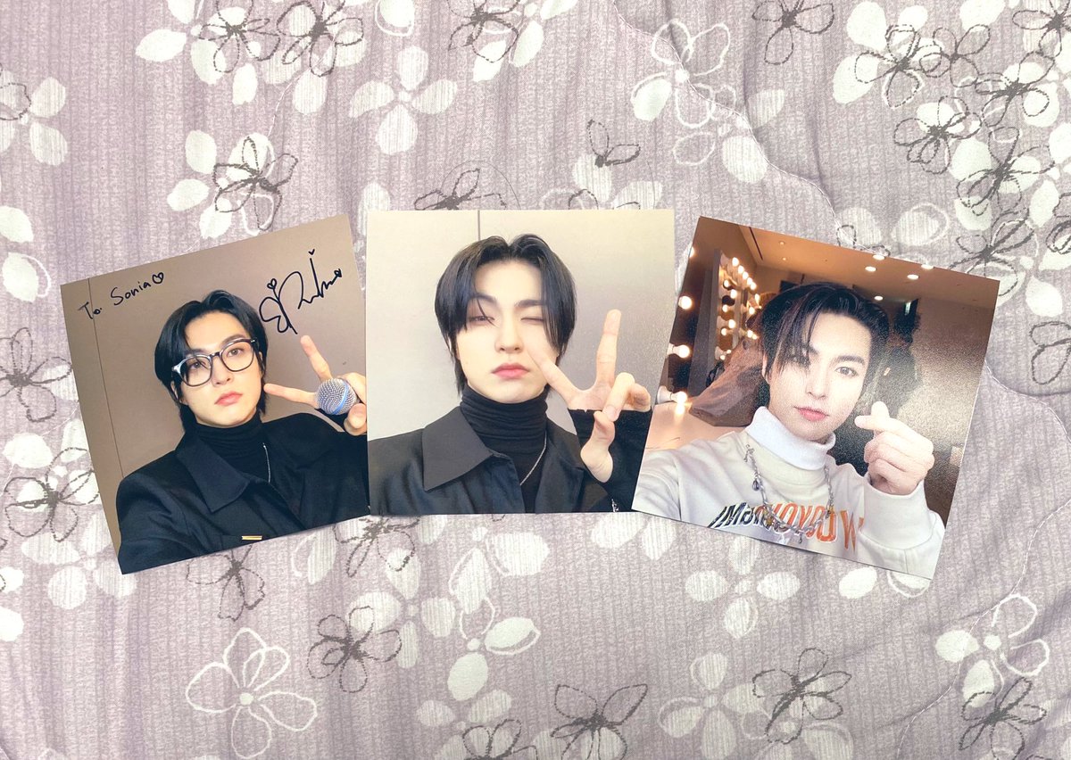 sorangist's tweet photo. freebie haul cafe 1/part 1 - 😍
I asked him to pick one of the pictures to sign and he chose the one I was going to pick anyways 🥹 
💞[4]💞

#우리_롬타민의_탄신일을_축하해주세용
#HAPPY_ROMTAMIN_DAY
#엘라스트 #ELAST #로민 #ROMIN https://t.co/WP7MH2mnz7
