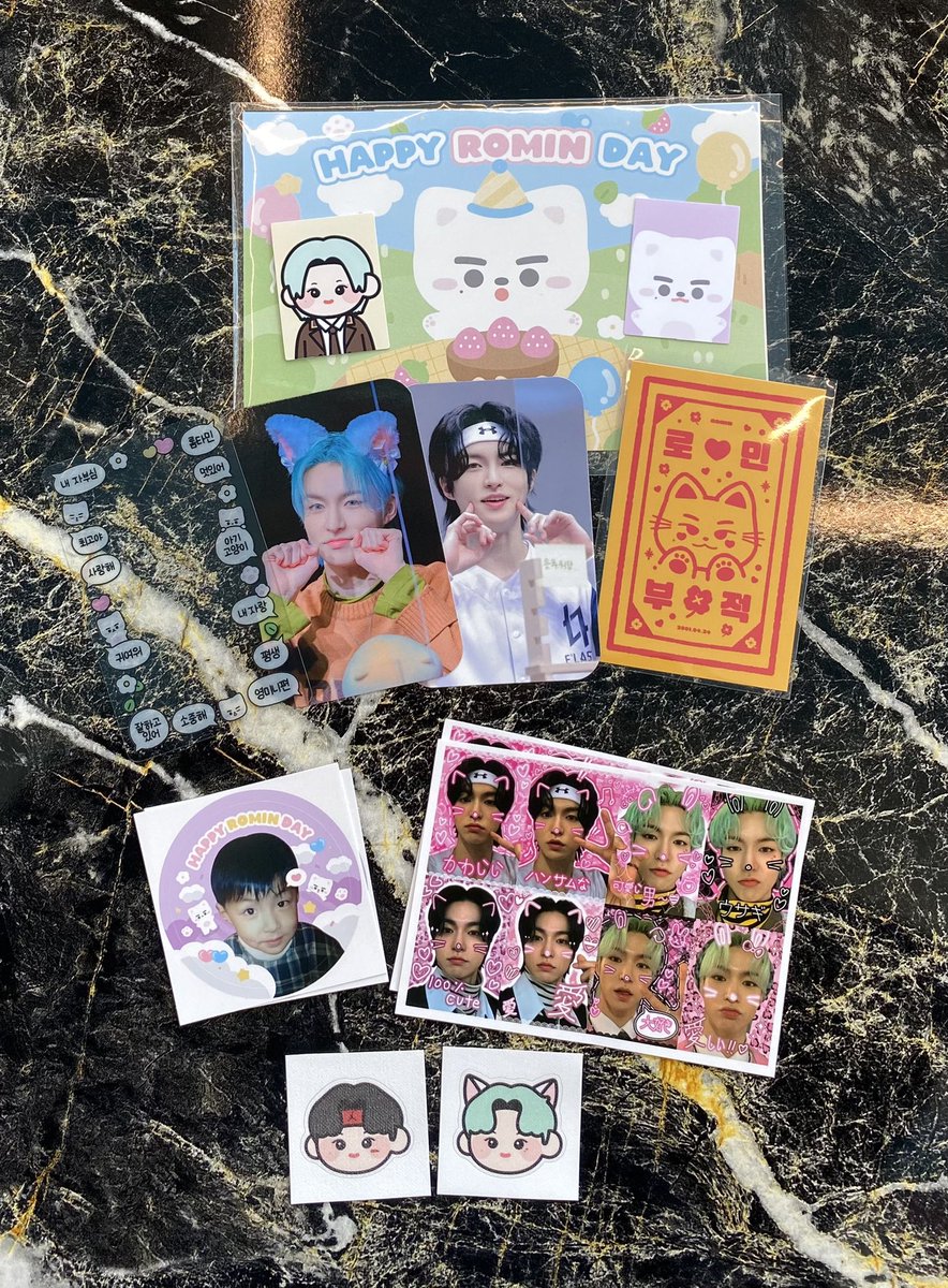 sorangist's tweet photo. freebie haul cafe 1/part 1 - 😍
I asked him to pick one of the pictures to sign and he chose the one I was going to pick anyways 🥹 
💞[4]💞

#우리_롬타민의_탄신일을_축하해주세용
#HAPPY_ROMTAMIN_DAY
#엘라스트 #ELAST #로민 #ROMIN https://t.co/WP7MH2mnz7