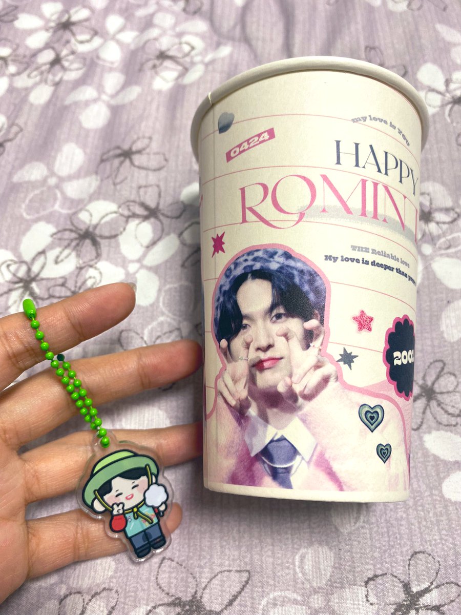 sorangist's tweet photo. freebie haul cafe 1/part 1 - 😍
I asked him to pick one of the pictures to sign and he chose the one I was going to pick anyways 🥹 
💞[4]💞

#우리_롬타민의_탄신일을_축하해주세용
#HAPPY_ROMTAMIN_DAY
#엘라스트 #ELAST #로민 #ROMIN https://t.co/WP7MH2mnz7