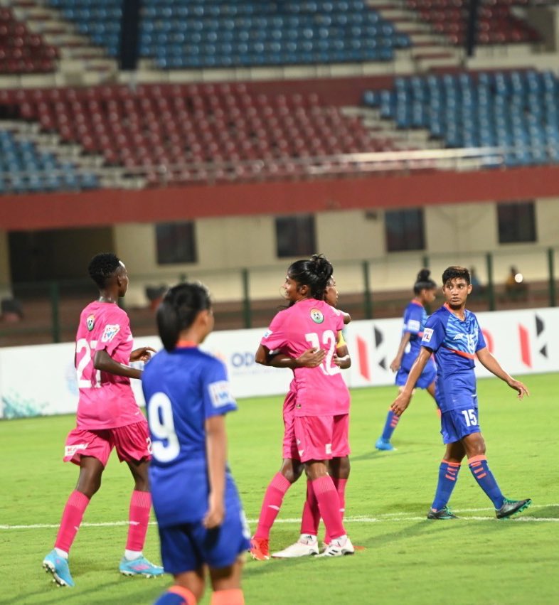 IndianFootball's tweet photo. 16β GOOOAAALLLL!!
Sandhiya rolls the ball at the back of the net through an excellent run from the right from Arifaβs cross!
ARW 0-1 SFC
πΊ https://t.co/iyw4bKn1aH
#ARWSFC βοΈ #HeroIWL π #SuperheroesOfIndianFootball π¦ΈββοΈ #ShePower π§ #IndianFootball β½ https://t.co/lMqpMPXLpg