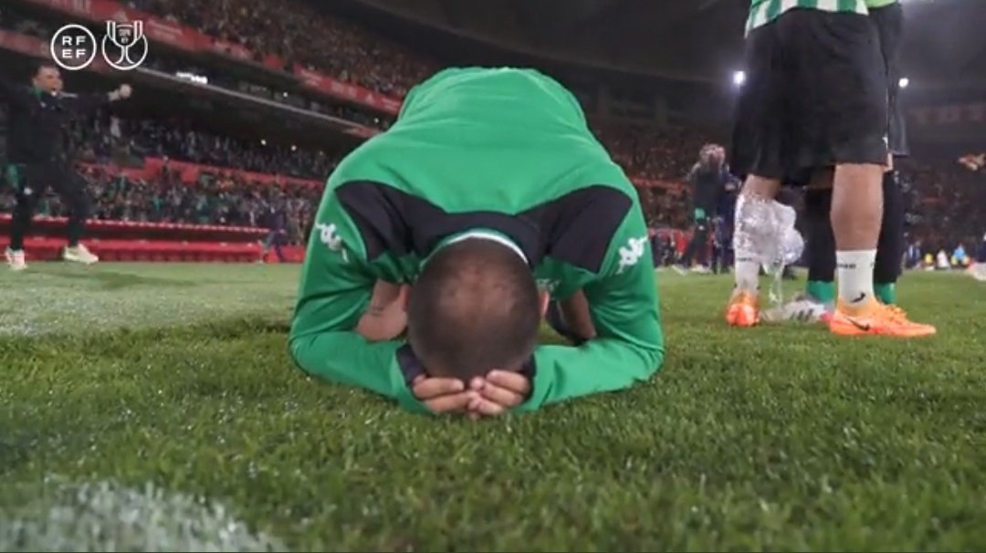 RomeGulere_'s tweet photo. Dijeron que era el peor fichaje de la historia del club. Se rieron de él hasta por pintarse las uñas.

18 goles este año. Marcó en la ida de semis, en la vuelta y en la final, MVP incluido. Bicharraco. A la buena gente le tienen que pasar cosas buenas. Gracias @BorjaIglesias9 https://t.co/OSxrYxQ0D8