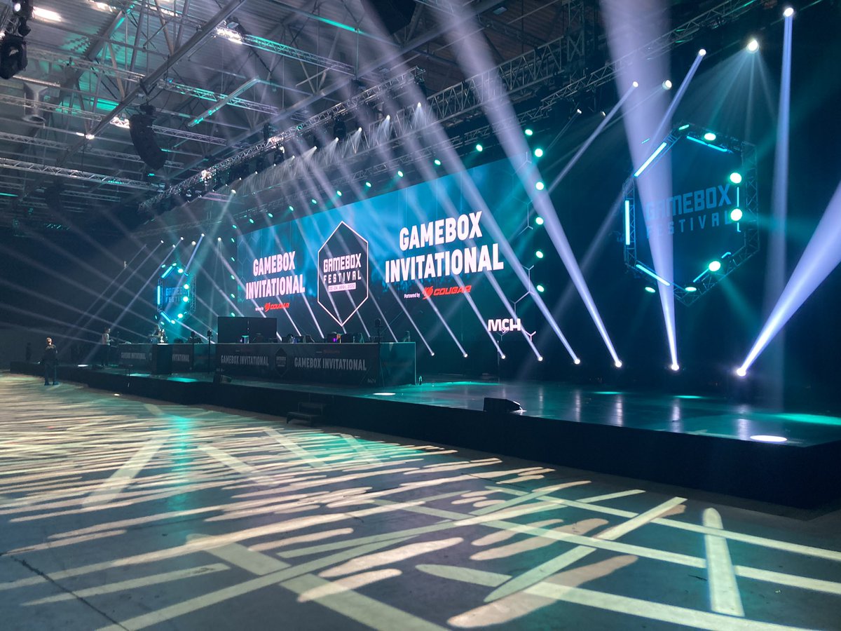 Deltog i en talk på <a href="/GameboxFestival/">Gamebox Festival</a> i dag om den virtuelle virkelighed - potentialer, udfordringer og hvilket ansvar forældre, foreninger, skoler og platforme/spilbranchen har for bl.a. unges trivsel. Sad dog ikke på main stage nedenfor, selvom det havde været fedt;)
