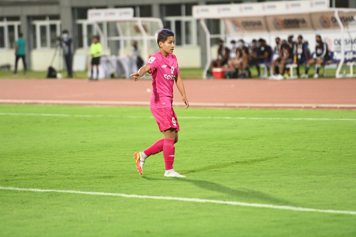 IndianFootball's tweet photo. 34β Anju takes the free-kick shot from her right foot but lobs towards the back post!
ARW 0-1 SFC
πΊ https://t.co/iyw4bKn1aH
#ARWSFC βοΈ #HeroIWL π #SuperheroesOfIndianFootball π¦ΈββοΈ #ShePower π§ #IndianFootball β½ https://t.co/70hC8USfFR