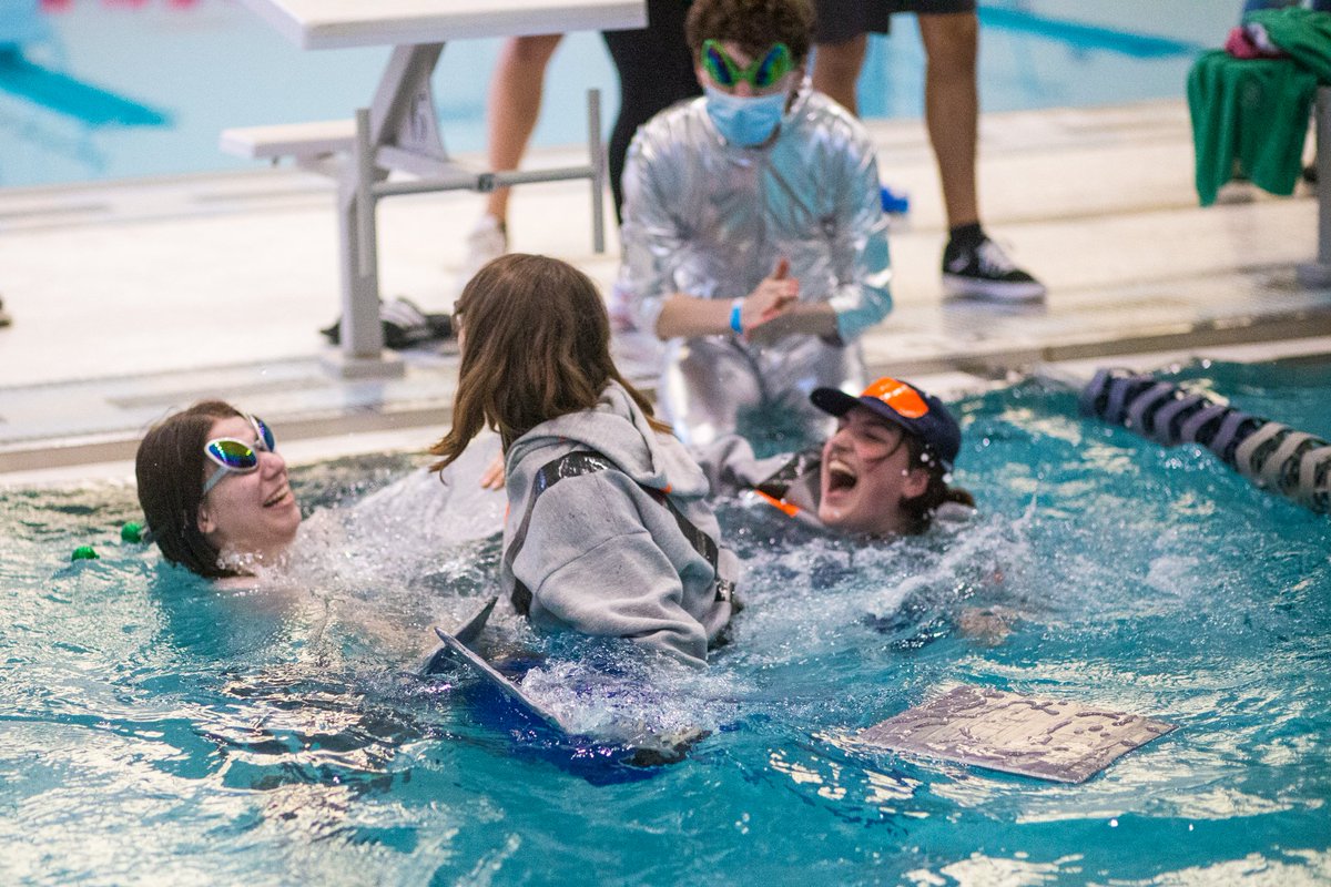 If you're gonna sink, sink beautifully. #takethemtothepoolforme