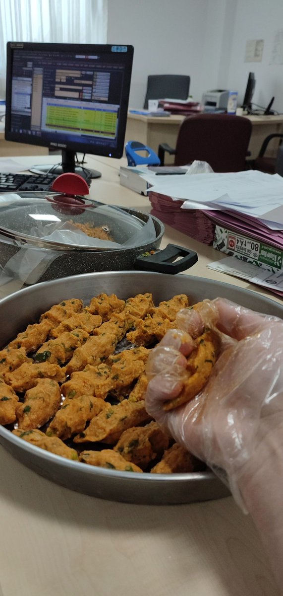 İntörnlük görevlerine bugün tarihte görülmemiş bir yenilik getirdim: Mercimek köftesi yoğurmak