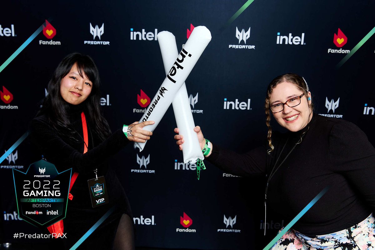 jpreyes__'s tweet photo. SO to @thepokeflute for being a 10/10 PAX roomie!! Also we survived the #PredatorPAX party and got these really cute pics https://t.co/Q4L5CW0gFx
