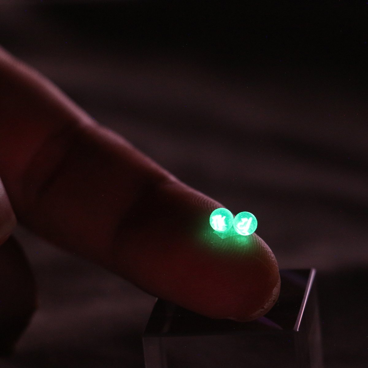 craftlab3d's tweet photo. 色々テストしているアイテムを球体にしてみた。こだわる性格なもんで、光る梵字パールも試作してみましたが、これは手間がかかりすぎて採算がとれなそう・・・

#ハンドメイド 
#レジンアクセサリー
#蓄光
#xULTRAT https://t.co/hfG60jU2Qb