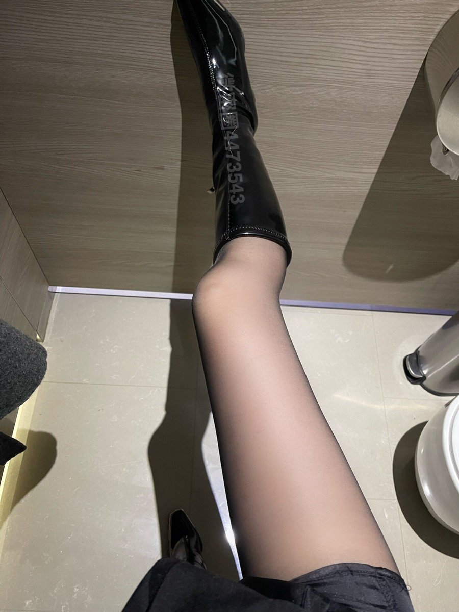 嗨～
#絲襪誘惑 #絲襪美腿 #丝袜美腿 #黑丝控 https://t.co/ZLCHIAl7pt