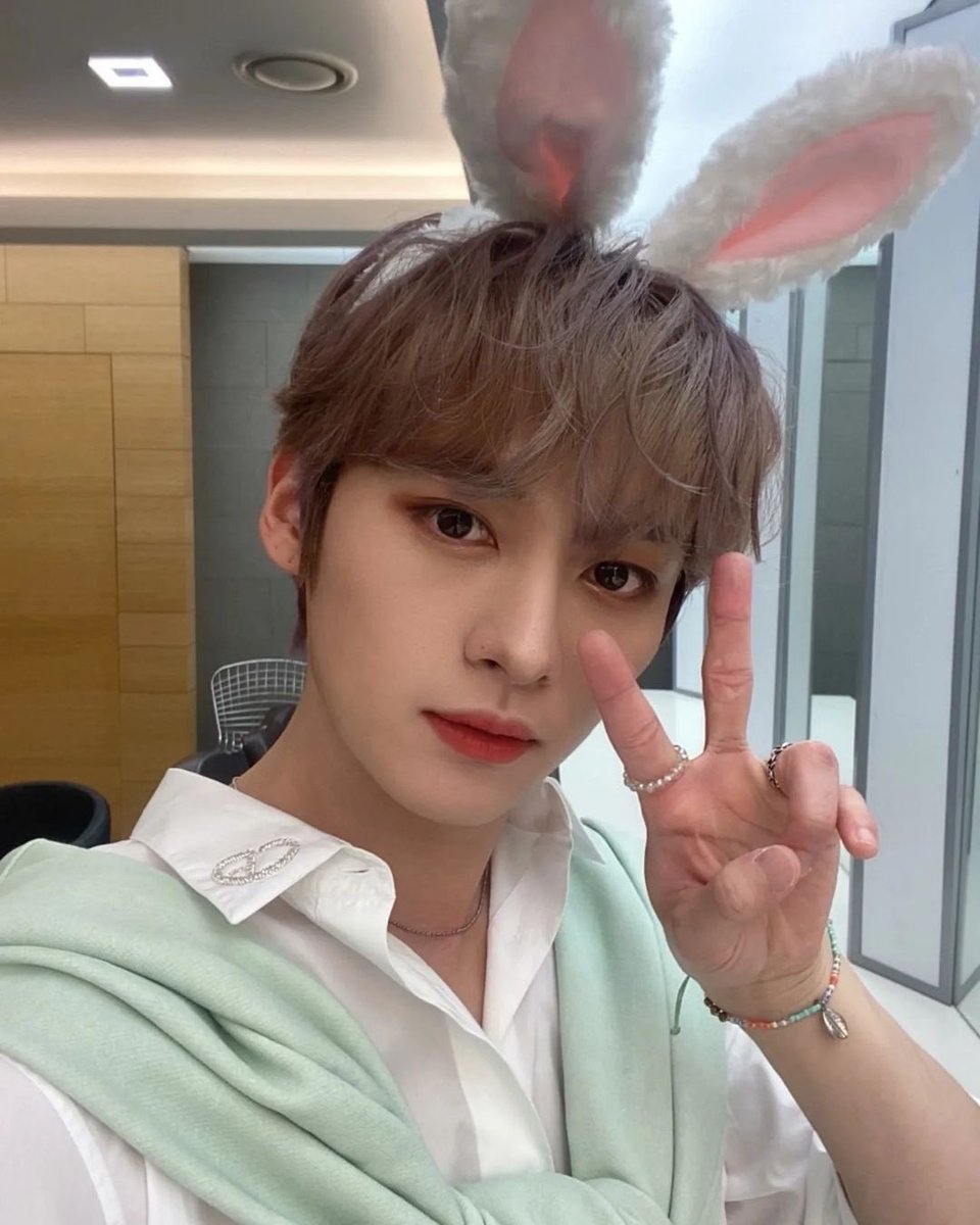 SKZMINNO's tweet photo. Leebit has finally debuted on Music Core today 🐰 Whether it's an evil or angel Leebit that showed up today, I will not tell you 😈 #LeebitIsCute https://t.co/6AhLNo4IZy