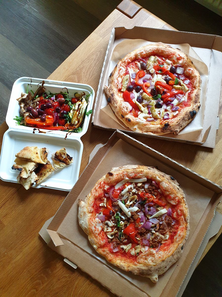Muschkepi's tweet photo. Heute zum ersten Mal vegane Pizza bestellt 🍕 Preislich zwar nicht die günstigsten, aber dafür auch die besten seit langem 💚 #DeRosaDortmund
#goVegan #veganfood https://t.co/YLx3HTtnUF