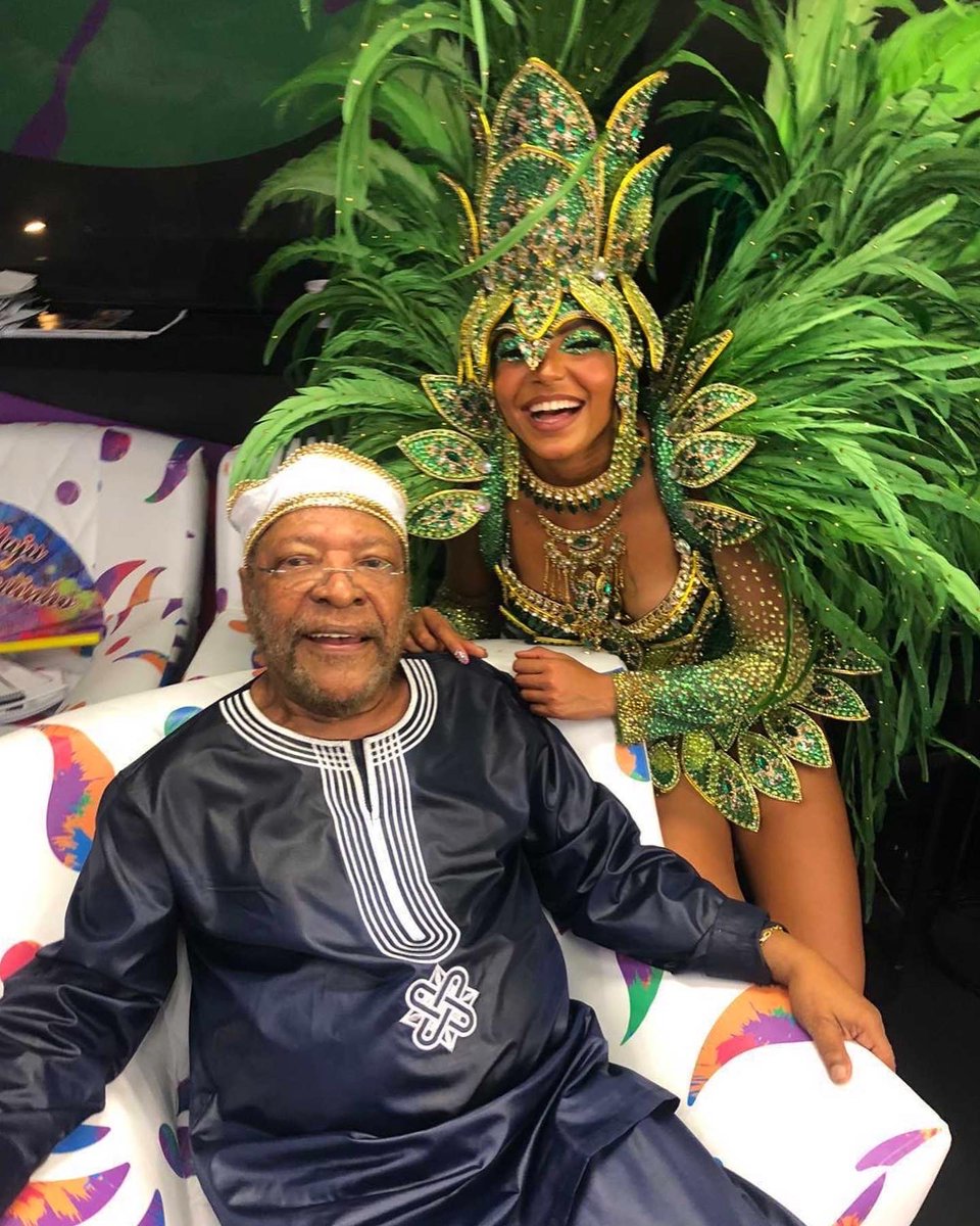 anygabrielly's tweet photo. Dia de estrear no Carnaval com a Vila Isabel 💙 Que dia inesquecível! Obrigada a todo mundo que deixou uma mensagenzinha e ficou acordado até o sol nascer pra me acompanhar nessa <3 https://t.co/HnbtDYq66j