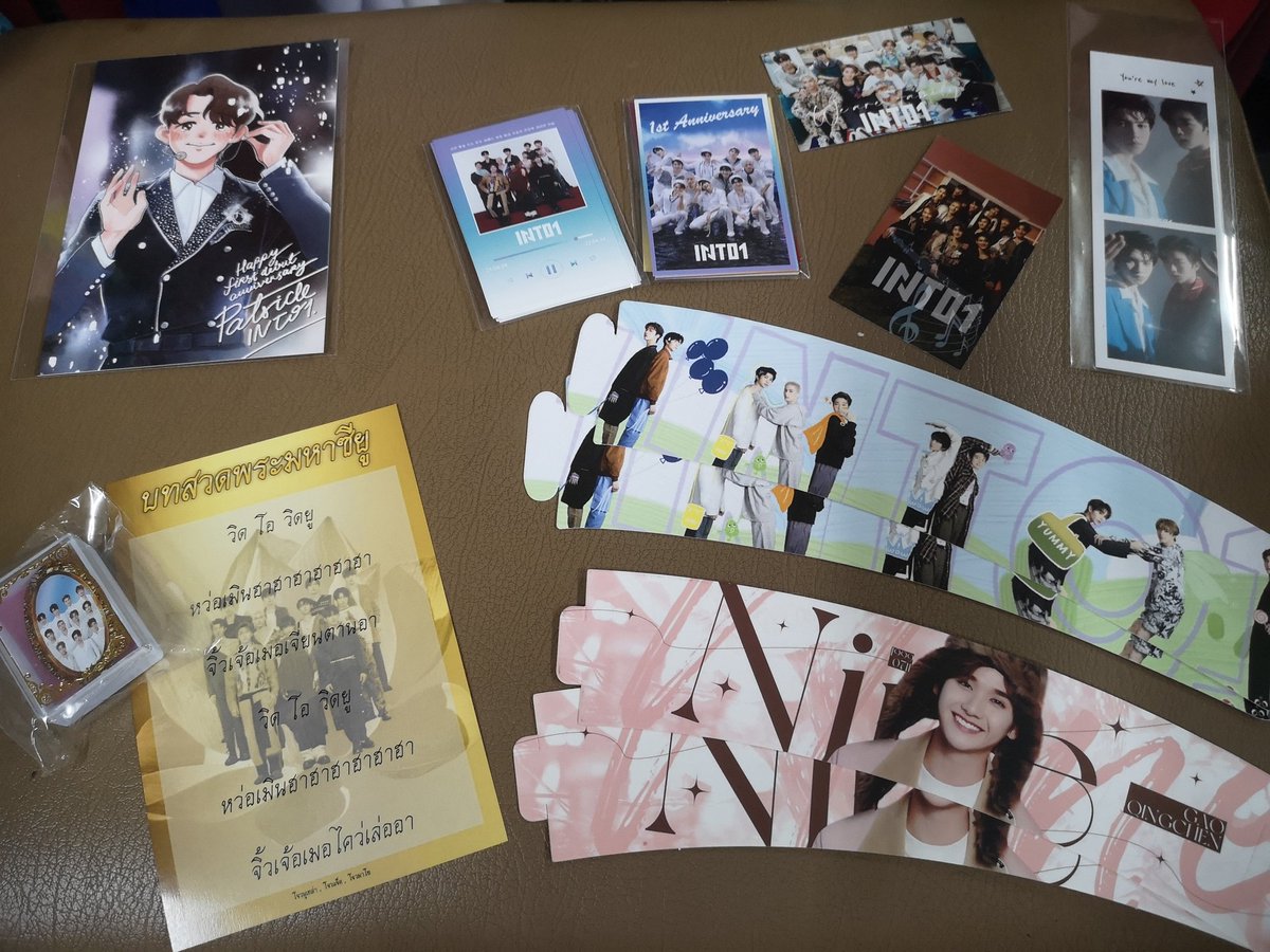 liquidtosolid's tweet photo. วันนี้ไปหลายที่มากๆเก็บโปรเจ็คคุ้มเลยคลิปก็เต็มเครื่องว่าจะตัดรวมกันแล้วเก็บไว้ดูเพราะถ่ายทุกซอกทุกมุมจริงๆ เป็นครั้งแรกที่ได้ไปงานนิทรรศการศิลปินที่ติ่ง สุดท้ายนี้รักอทวและอซดทุกคนมากๆเลยค่า #INTO1inBangkok2022 #FirstyearwithINTO1 #INTO1 #INTO1stAnniversary https://t.co/6rsmQWMDrI