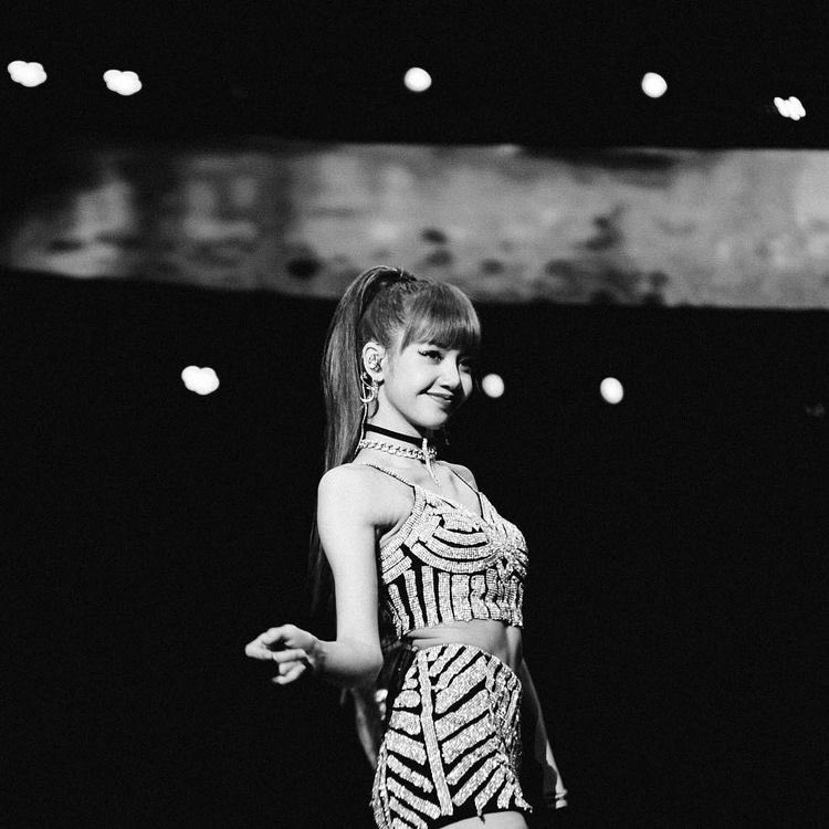 LMBSOTBFEFSKFL's tweet photo. ชอบเวลาเธอยิ้ม 
I'm listening to K-pop female act song with the most #1's on iTunes in history #LALISA by #LISA https://t.co/pua7CZJB5b