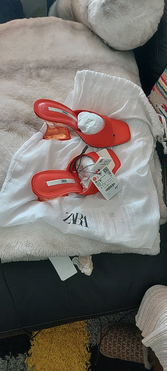 Shawndellstyle's tweet photo. I purchased this beautiful mules for holiday last month and now realised that it's too small. I tried to exchange it today @Brentcross with my online receipt  but because it was purchased 45days ago;Zara refused as per policy. @ZARA @ZARA_Care https://t.co/tEAt0oRGzp