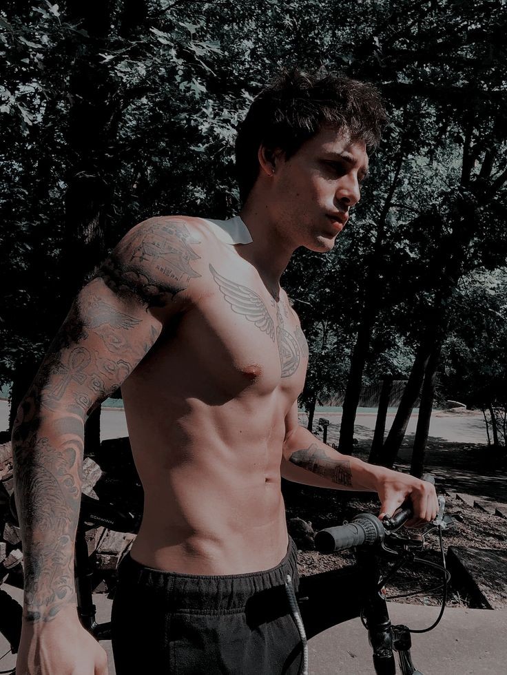 vancerwl's tweet image. life of the fast, life in the fast lane, lights in the cab, nights drinkin’ champagne, ice make it last, ice for the back pain with the knife on the dash make a slice to the wrist to reveal those veins, I could see your face, man I feel insane