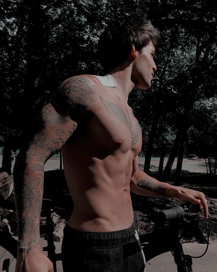 vancerwl's tweet image. life of the fast, life in the fast lane, lights in the cab, nights drinkin’ champagne, ice make it last, ice for the back pain with the knife on the dash make a slice to the wrist to reveal those veins, I could see your face, man I feel insane