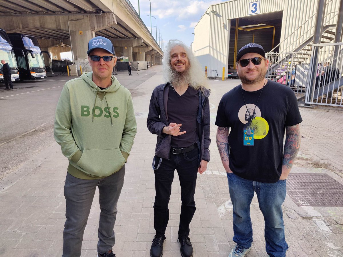 A lot of hours playing guitar in this photo. 😎👍 So nice to see <a href="/guthriegovan/">Guthrie Govan</a> and <a href="/Tinaguo/">Tina Guo</a> this afternoon in Antwerp.