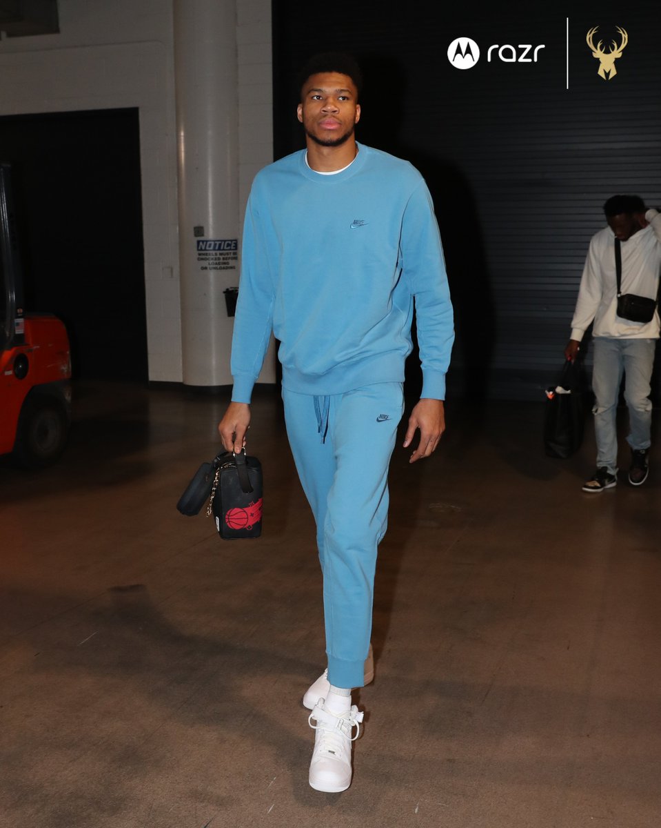 Bucks's tweet photo. Sunday Blues. 

📸 @MotorolaUS https://t.co/uwRupLJs3T