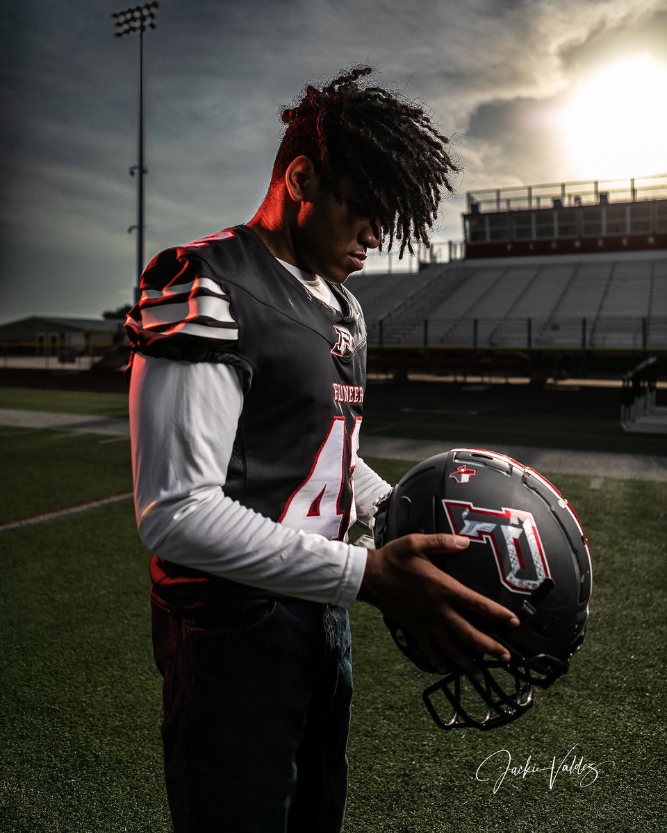 jsoto2027's tweet photo. Loving SENIOR GRAD SEASZN 🔥 #pioneerdiamondbacks #RGV #seniorpictures #seniors #classof2022 https://t.co/yJVst3cwTp