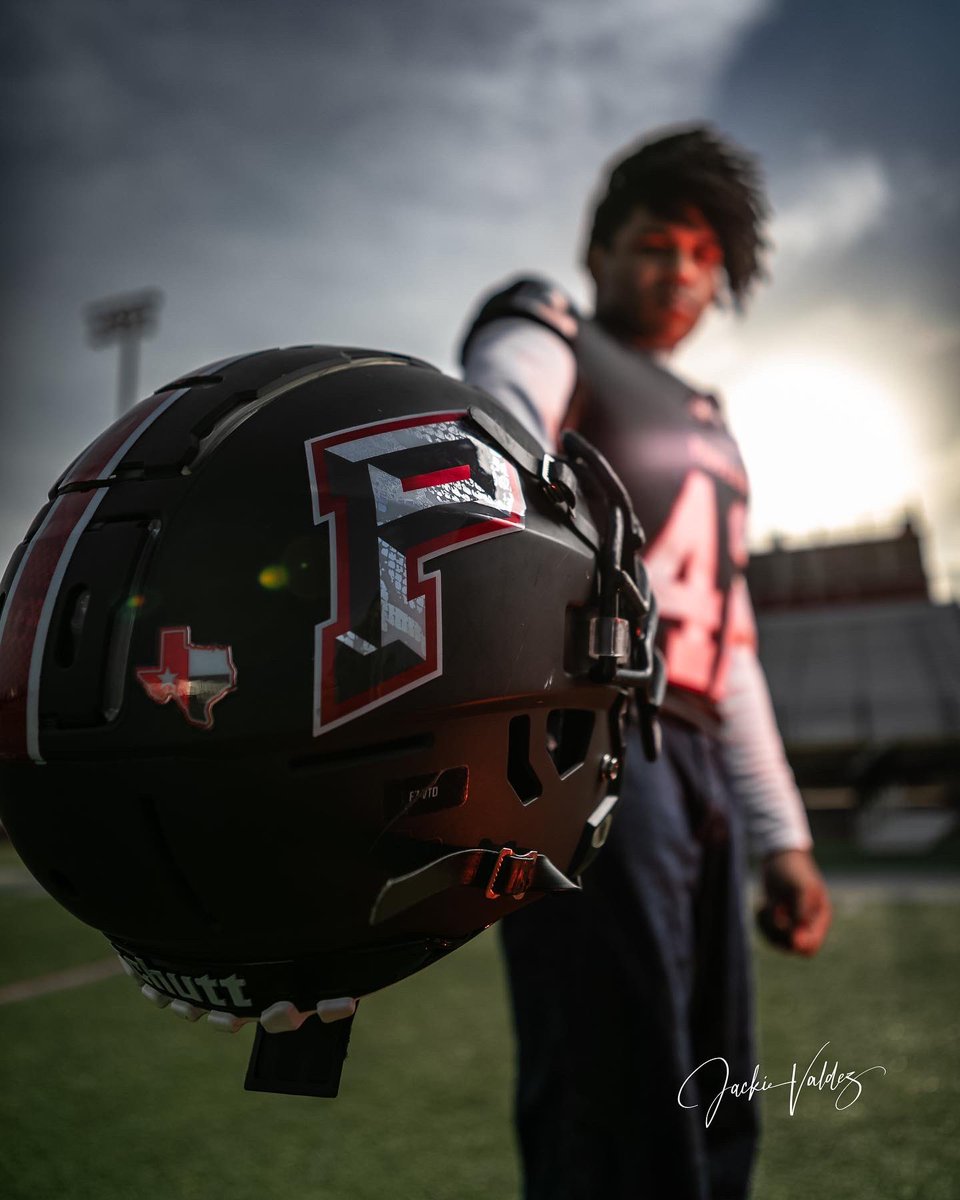 jsoto2027's tweet photo. Loving SENIOR GRAD SEASZN 🔥 #pioneerdiamondbacks #RGV #seniorpictures #seniors #classof2022 https://t.co/yJVst3cwTp