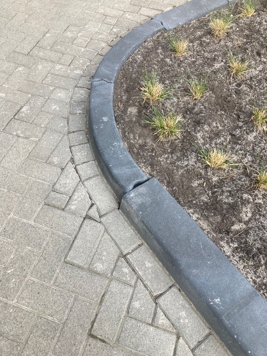 HaraldKreijns's tweet photo. Typisch gemeenteambtenaren, prutswerk 1ste klas!
Doe dat op die wijze bij jezelf in de voortuin.
#Slangenbeek #Hengelo
#ambtenaren #afisaf #zieternietuit
De brede voor de bocht waren te duur. https://t.co/gGyU9QcI5O
