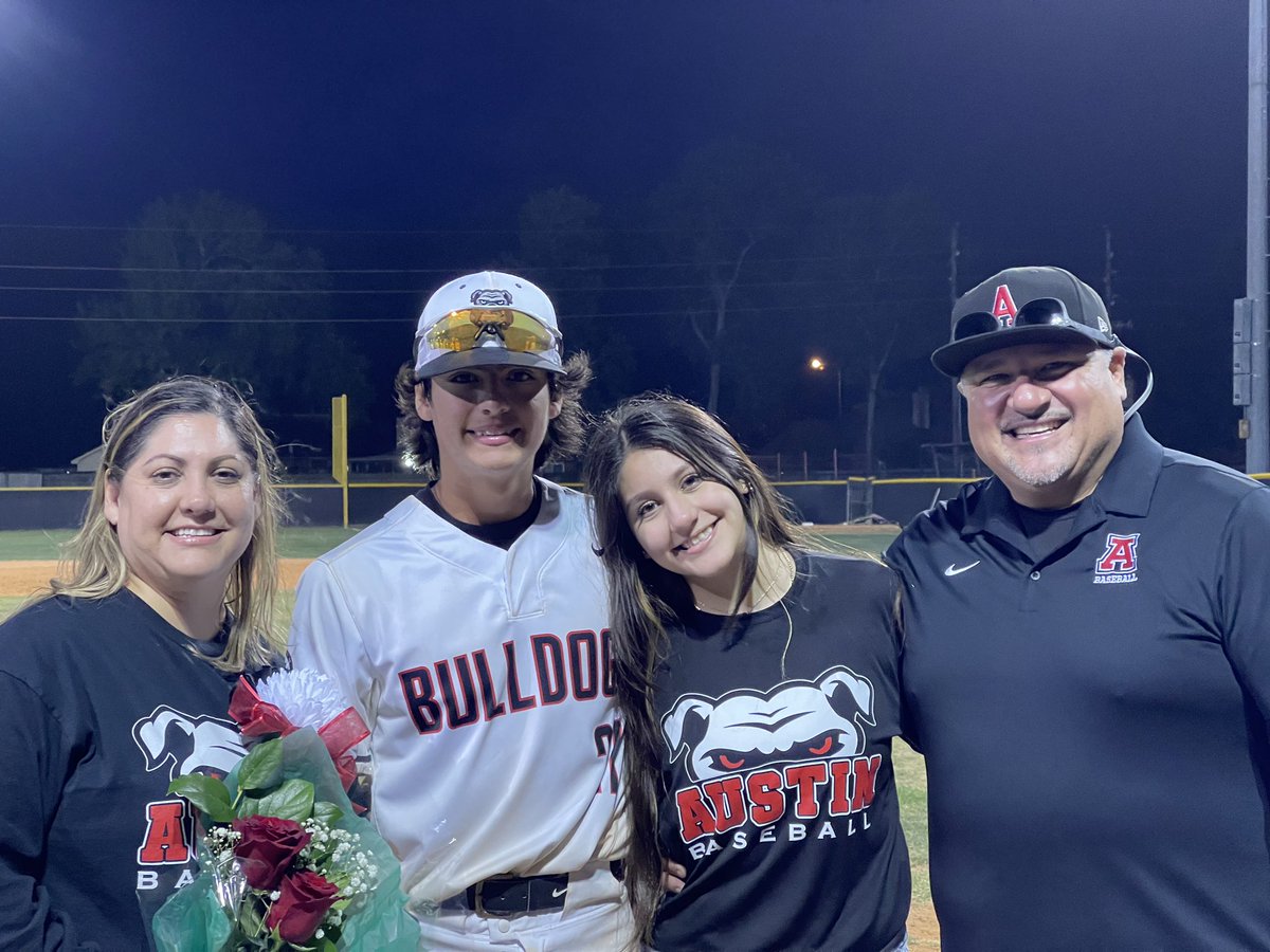 4 years went by too fast, my dawgs 4 lyfe ❤️ #dawgs <a href="/AHSDawgbaseball/">FB Austin Baseball</a>