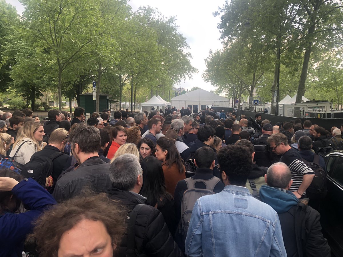 So sieht es aus, wenn hunderte Journalisten aus der ganzen Welt auf Einlass warten. Der Wahlabend von Emmanuel Macron findet am Champ de Mars statt. 1.300 Journalisten sind akkreditiert.