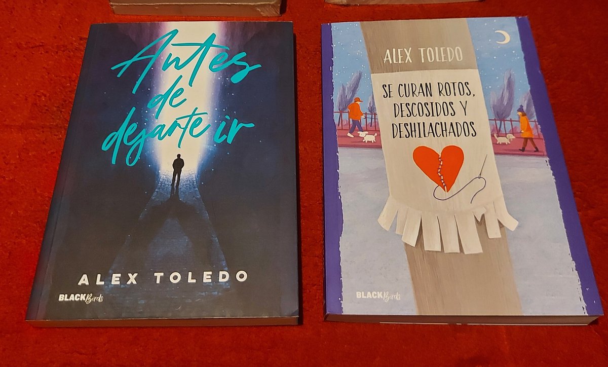 HASV55's tweet photo. Emocionado por mis nuevas adquisiciones del #DiaDelLibro. Ojalá @alejilloTol me los llegue a firmar algún día... 💝🤩📚 https://t.co/LfxSNyhP63