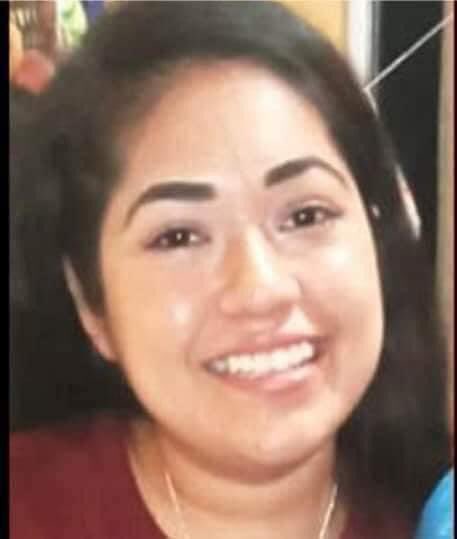 Él es papá de Yolanda, quien salió a buscar trabajo y nunca volvió. Él se pregunta por qué a su caso no le han dado tanta difusión y pide que no olvidemos a su hija, que también se le busque hasta encontrarla. Hoy pidió permiso al papá de Debanhi para ayudar a cargar su ataúd😭💔