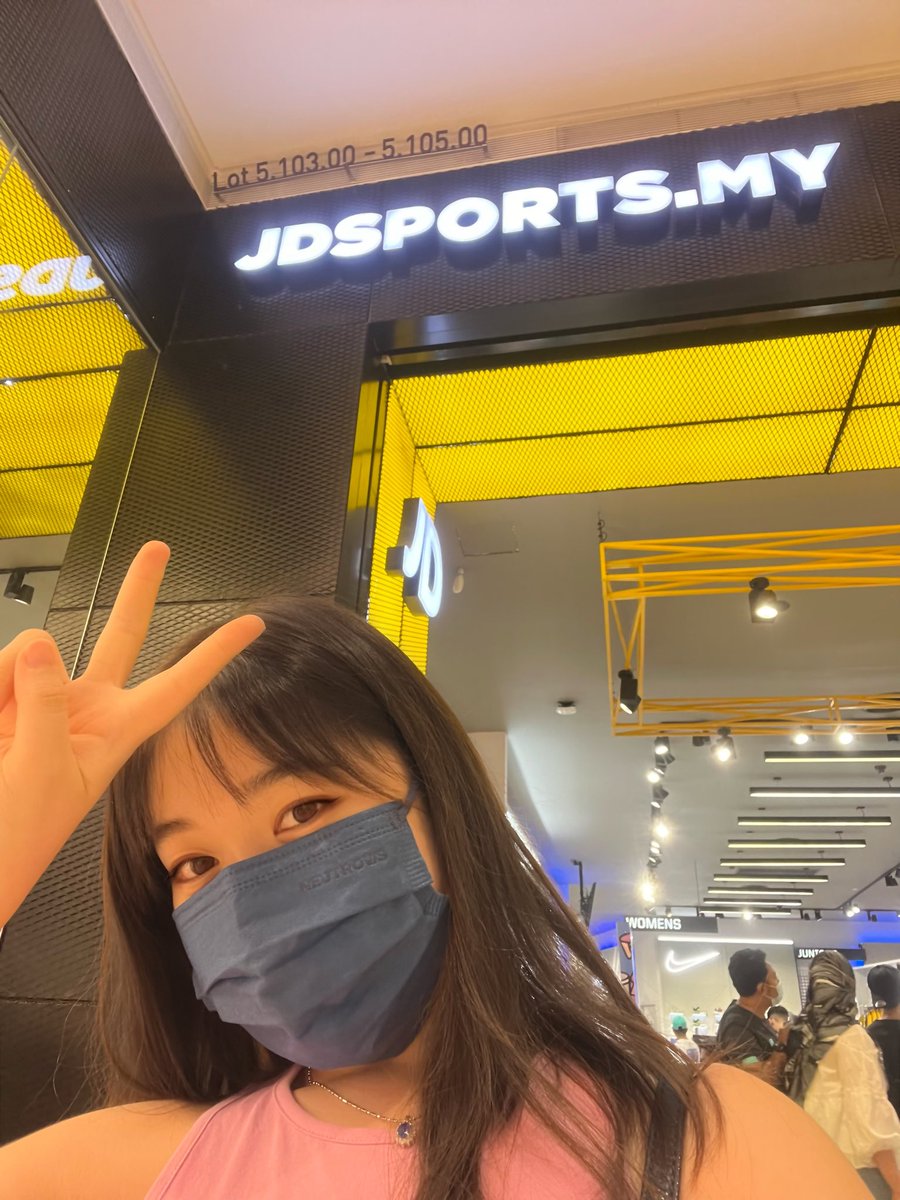 real_chew's tweet photo. @JDVerseNFT hello from Malaysia, JD fam! 👋🏻👋🏻🇲🇾🇲🇾 #JDSelfieChallenge https://t.co/IjgGFugNdJ