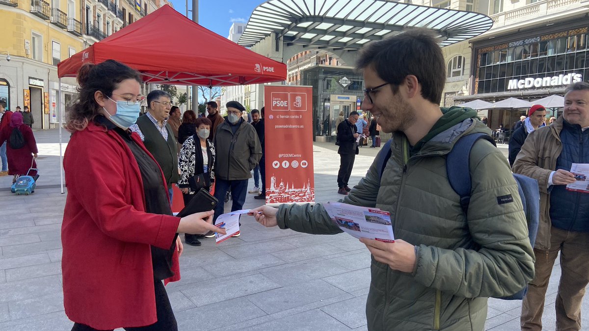 PSOEMCentro's tweet photo. ¡Domingo soleado ☀️ junto a nuestros representantes políticos en el Ayuntamiento, la Asamblea y la Junta de Distrito!

👉🏼Hemos dado a conocer nuestras últimas propuestas aprobadas en el #PlenoCentro 🏛 y escuchado las inquietudes 😊. https://t.co/qbqIAbcRW5