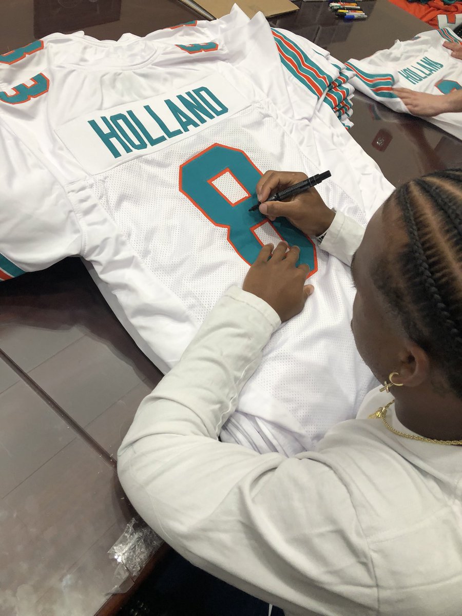 EverZachary's tweet photo. Only 40 in stock these jerseys fly off the shelf. $124.99 shipped. https://t.co/ULM1LKVBGO