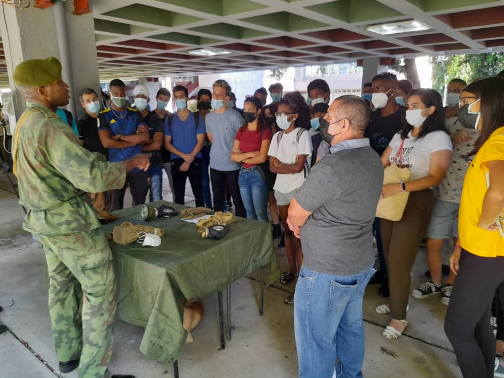 modesto_gc's tweet photo. #VamosConTodo, demostrando que #CubaViveYTrabaja en este Día Territorial de la Defensa. Trabajadores y estudiantes de @AlmaCujae junto a oficiales de las FAR ratificamos nuestro compromiso con la defensa de la Revolución
@DiazCanelB @DrRobertoMOjeda @torres_iribar @CubaMES https://t.co/vLtJdYyarv